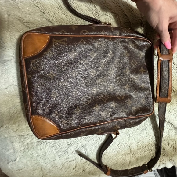 🔥 COA Louis Vuitton Danube Monogram Crossbody Bag in GUC 🔥 - Picture 7 of 15